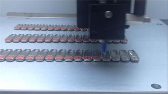 提升生產(chǎn)效率的五金飾品點膠機 從商標(biāo)點膠到標(biāo)牌上色的全方位解決方案